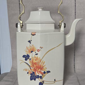 Extra große Mikasa-Teekanne - 13 Tassen Continental Ivory, Messinggriff, Chrysanthemenmuster