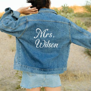 Braut Jeansjacke, personalisierte Zukunft Frau Jeansjacke, Hochzeitsgeschenk, Bachelorette Party Outfit, Brautdusche Jeansmantel