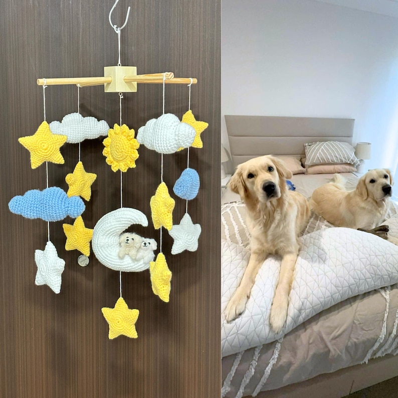 Puede incluir: Un m&oacute;vil de ganchillo con nubes blancas, estrellas amarillas, un sol amarillo y una luna creciente blanca con dos peque&ntilde;as figuras de osos blancos. El m&oacute;vil cuelga de un marco de madera con hilos blancos, mostrando formas suaves y texturizadas.