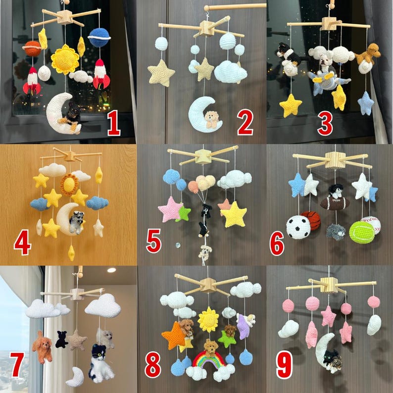 Puede incluir: Una colecci&oacute;n de nueve m&oacute;viles para beb&eacute; tejidos a ganchillo a mano, con diversos temas que incluyen espacio, nubes, estrellas, lunas, animales y pelotas deportivas, suspendidos de marcos de madera en cruz.