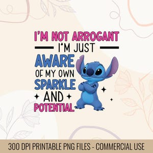 Könnte beinhalten: Digitalgrafik mit der Figur Stitch aus Lilo & Stitch. Das Bild enthält den Text "I'M NOT ARROGANT - I'M JUST AWARE OF MY OWN SPARKLE AND POTENTIAL." Das Bild ist in Blau-, Rosa- und Schwarztönen gehalten.