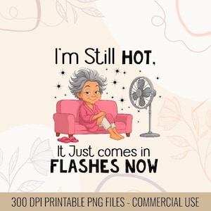 Op de afbeelding: Een cartoon illustratie met een oudere persoon op een roze bank met een ventilator. De tekst luidt: "I'm Still HOT, It Just comes in FLASHES NOW". De afbeelding heeft een lichte achtergrond met bloemaccenten.