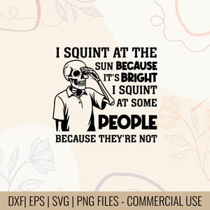 Puede incluir: Diseño gráfico en blanco y negro con un esqueleto entrecerrando los ojos, con el texto: "Entrecierro los ojos al sol porque es brillante, entrecierro los ojos a algunas personas porque no lo son." Adecuado para proyectos digitales.