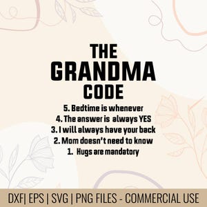 Op de afbeelding: Een beige afbeelding met de tekst "THE GRANDMA CODE" in vette zwarte letters. Daaronder genummerde regels, waaronder "Bedtime is whenever" en "Hugs are mandatory". Bloemenlijnen sieren de achtergrond. De onderkant luidt "DXF | EPS | SVG | PNG FILES - COMMERCIAL USE."