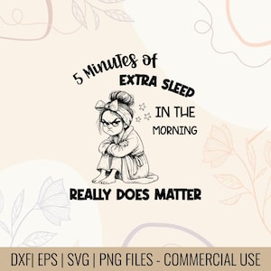 Könnte beinhalten: Eine weiße Keramik-Tasse mit schwarzem Henkel und dem Text "But First, Coffee" in schwarzer, fetter Schrift. Die Tasse steht auf einer weißen Oberfläche.