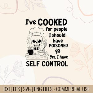 Puede incluir: Gráfico en blanco y negro que presenta un chef esqueleto con el texto: "I've COOKED for people I should have POISONED so Yes, I have SELF CONTROL". La imagen incluye utensilios de cocina y un gorro de chef.