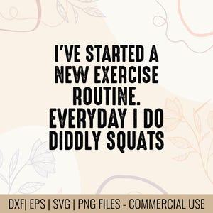 Może przedstawiać: Cyfrowy projekt z tekstem "I'VE STARTED A NEW EXERCISE ROUTINE. EVERYDAY I DO DIDDLY SQUATS" pogrubioną czcionką w kolorze czarnym. Tło jest jasnobeżowe z kwiatowymi i wirującymi elementami. Na dole obrazu znajdują się informacje o typie pliku.