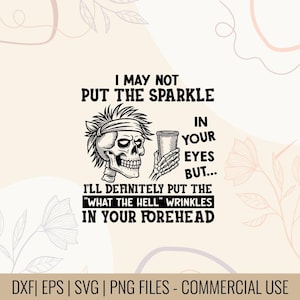 Op de afbeelding: Zwart-wit afbeelding met een schedel met bandana, die een beker vasthoudt. Tekst luidt: "I MAY NOT PUT THE SPARKLE IN YOUR EYES BUT... I'LL DEFINITELY PUT THE 'WHAT THE HELL' WRINKLES IN YOUR FOREHEAD."