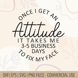 Pode incluir: Um design digital com o texto "ONCE I GET AN Attitude IT TAKES ME 3-5 BUSINESS DAYS TO FIX MY FACE" em preto e negrito. O design está em um fundo bege claro com detalhes florais e abstratos.