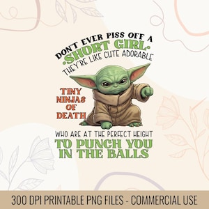 Puede incluir: Gráfico digital con un personaje verde parecido a un extraterrestre con orejas grandes y una expresión enfadada. El texto dice: "NUNCA CABREES A UNA CHICA BAJA. SON COMO ADORABLES. PEQUEÑOS NINJAS DE LA MUERTE QUE TIENEN LA ALTURA PERFECTA PARA DARTE UNA PATADA EN LOS HUEVOS."