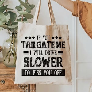 Om du kör med Tailgate kör jag långsammare för att göra dig förbannad T-shirtdesign | Tailgater-citat PNG Driving Humor SVG | Piss You Off T-shirtdesign