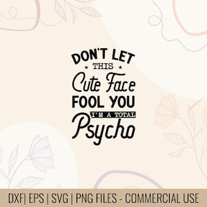 Pode incluir: Um design digital com o texto "DON'T LET THIS Cute Face FOOL YOU I'M A TOTAL Psycho" em preto, sobre um fundo bege claro com detalhes florais. A parte inferior da imagem inclui informações sobre o tipo de arquivo.