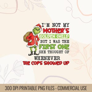 Puede incluir: Gráfico digital con un personaje de dibujos animados verde con un traje de Papá Noel y el texto "I'M NOT MY MOTHER'S GOLDEN CHILD BUT I WAS THE FIRST ONE SHE THOUGHT OF WHENEVER THE COPS SHOWED UP."