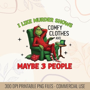 Puede incluir: Gráfico digital con un personaje verde con sudadera con capucha y pantalones rojos, sentado en un sillón verde. El texto dice: "I LIKE MURDER SHOWS, COMFY CLOTHES, AND MAYBE 3 PEOPLE". Una pequeña mesa sostiene un cuenco y una tableta.