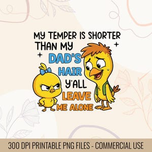 Könnte beinhalten: Digitalgrafik mit zwei Cartoon-Küken. Eines ist wütend, das andere besorgt. Der Text lautet "MY TEMPER IS SHORTER THAN MY DAD'S HAIR Y'ALL LEAVE ME ALONE." Das Bild ist eine druckbare PNG-Datei.