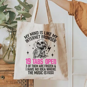 Mitt sinne är som mitt internet, surfar på 19 flikar öppna, 3 av dem är frusna och jag har ingen aning om var musiken kommer ifrån. Tröja och muggdesign. bild 4