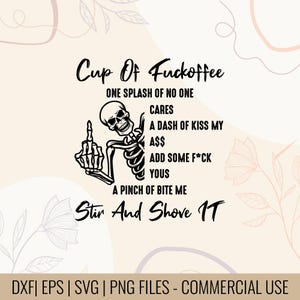 Puede incluir: Diseño gráfico en blanco y negro con un esqueleto haciendo un gesto obsceno, con el texto "Cup Of Fuckoffee". El diseño incluye frases como "One splash of no one cares" y "Stir and Shove It". Información de tipos de archivo en la parte inferior.