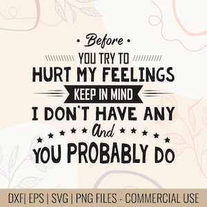 Op de afbeelding: Digitaal ontwerp met de tekst "Voordat je probeert mijn gevoelens te kwetsen, bedenk dan dat ik er geen heb en jij waarschijnlijk wel." Het ontwerp is in zwart op een beige achtergrond met bloemaccenten.