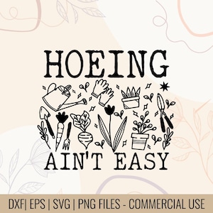 Könnte beinhalten: Schwarz-Weiß-Illustration mit dem Text "Hoeing Ain't Easy" über einer Sammlung von Gartengeräten und Gemüse. Enthält eine Gießkanne, Handschuhe und Topfpflanzen. Das Bild befindet sich auf einem beigefarbenen Hintergrund.