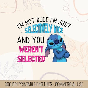 以下が含まれることがあります： リロ＆スティッチのキャラクター、スティッチと「I'M NOT RUDE I'M JUST SELECTIVELY NICE AND YOU WEREN'T SELECTED」というテキストが描かれたデジタルグラフィック。画像は青、ピンク、黒の色合いです。