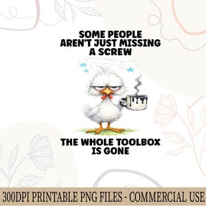 以下が含まれることがあります： コーヒーカップを持った、不機嫌そうな漫画のニワトリが描かれた、ユーモラスなデジタルアートプリントです。テキストには「SOME PEOPLE AREN'T JUST MISSING A SCREW, THE WHOLE TOOLBOX IS GONE」と書かれています。背景は白です。