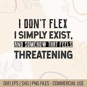 Può includere: Un design digitale con il testo "I DON'T FLEX I SIMPLY EXIST, AND SOMEHOW THAT FEELS THREATENING" in grassetto nero. Il design è su uno sfondo beige con elementi floreali e astratti. Informazioni sul tipo di file in basso.