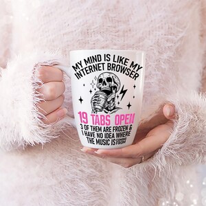 Mitt sinne är som mitt internet, surfar på 19 flikar öppna, 3 av dem är frusna och jag har ingen aning om var musiken kommer ifrån. Tröja och muggdesign. bild 5