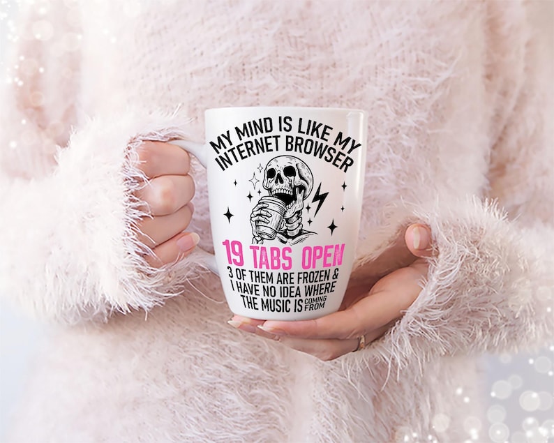 Mitt sinne är som mitt internet, surfar på 19 flikar öppna, 3 av dem är frusna och jag har ingen aning om var musiken kommer ifrån. Tröja och muggdesign. bild 5