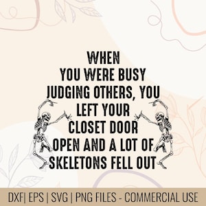 Könnte beinhalten: Ein digitales Design mit dem Text "WHEN YOU WERE BUSY JUDGING OTHERS, YOU LEFT YOUR CLOSET DOOR OPEN AND A LOT OF SKELETONS FELL OUT." Zwei tanzende Skelettfiguren flankieren den Text. Das Design enthält DXF-, EPS-, SVG- und PNG-Dateien.