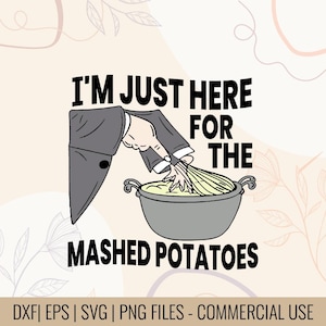 Puede incluir: Gráfico digital con el texto «I'M JUST HERE FOR THE MASHED POTATOES». La imagen muestra una mano de dibujos animados con un traje removiendo puré de papas en una olla. La parte inferior de la imagen incluye el texto «DXF | EPS | SVG | PNG FILES - COMMERCIAL USE».