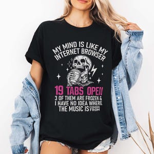 Mitt sinne är som mitt internet, surfar på 19 flikar öppna, 3 av dem är frusna och jag har ingen aning om var musiken kommer ifrån. Tröja och muggdesign. bild 2