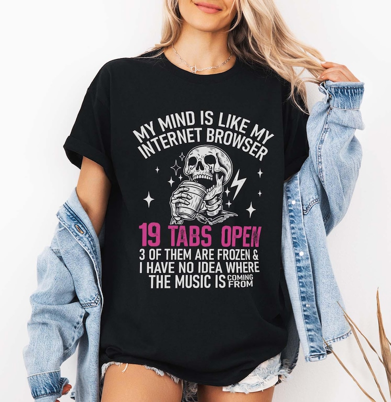 Mitt sinne är som mitt internet, surfar på 19 flikar öppna, 3 av dem är frusna och jag har ingen aning om var musiken kommer ifrån. Tröja och muggdesign. bild 2