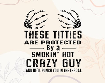 Dessa bröst är skyddade av en rykande het galen kille och han kommer att slå dig i roten T-shirtdesign, flickvänskyddscitat PNG, digitala filer