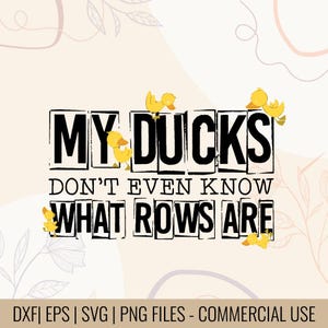 以下が含まれることがあります： 「MY DUCKS DON'T EVEN KNOW WHAT ROWS ARE」のテキストが黒で表示されたデジタルデザイン。黄色い漫画のアヒルがテキストの周りに散らばっています。背景は、花のアクセントが付いた明るいベージュです。