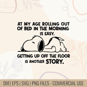 Puede incluir: Gráfico en blanco y negro de Snoopy acostado con el texto: "A MI EDAD, SALIR DE LA CAMA POR LA MAÑANA ES FÁCIL. LEVANTARSE DEL SUELO ES OTRA HISTORIA."