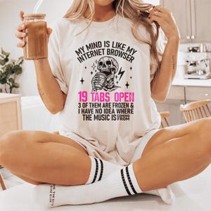 Mitt sinne är som mitt internet, surfar på 19 flikar öppna, 3 av dem är frusna och jag har ingen aning om var musiken kommer ifrån. Tröja och muggdesign. bild 3