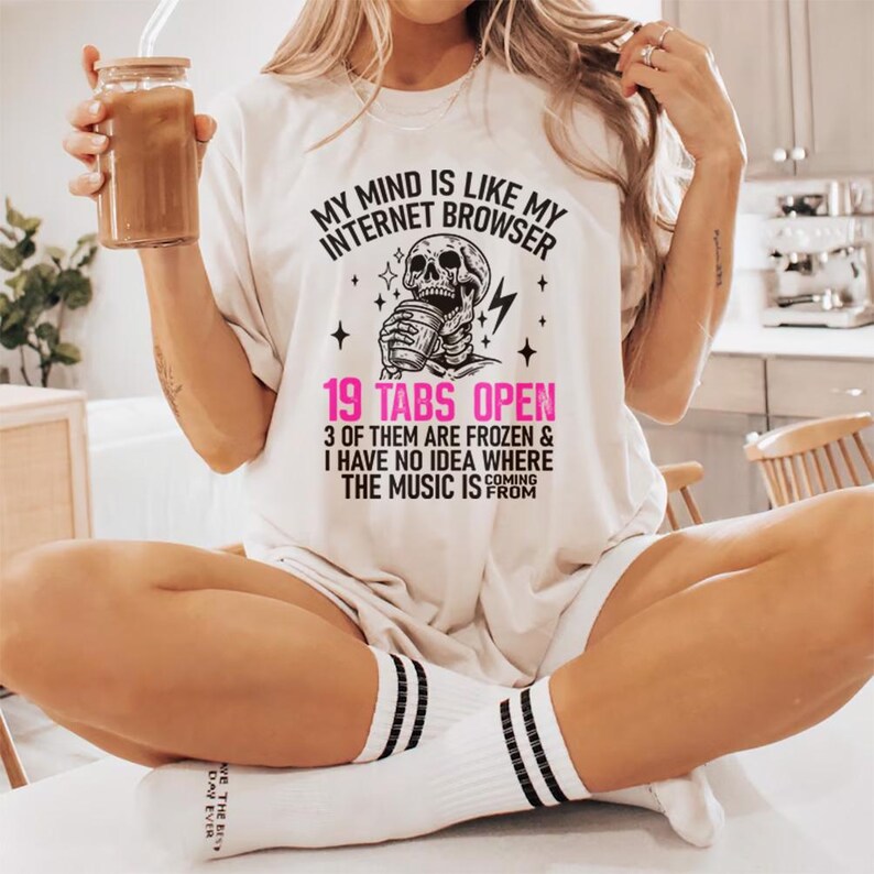 Mitt sinne är som mitt internet, surfar på 19 flikar öppna, 3 av dem är frusna och jag har ingen aning om var musiken kommer ifrån. Tröja och muggdesign. bild 3