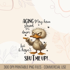 以下が含まれることがあります： 「AGING may have slowed me down but it hasn't SHUT ME UP!」のテキストが入った、怒った漫画のアヒルのデジタルグラフィック。アヒルはグレー、白、オレンジ色で、攻撃的な表情と指を指すジェスチャーをしています。