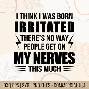 Puede incluir: Texto negro sobre fondo beige: « CREO QUE NACÍ IRRITADO, NO HAY MANERA DE QUE LA GENTE ME PONGA TAN DE LOS NERVIOS. » Incluye rayos y detalles florales.