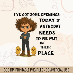 Könnte beinhalten: Eine digitale Illustration mit einem grimmig blickenden Cartoon-Charakter mit verschränkten Armen, begleitet von zwei gelben Küken. Der Text lautet: „ICH HABE HEUTE TERMINE, WENN IRGENDJEMAND AN SEINEN PLATZ GEWIESEN WERDEN MUSS.“ Das Bild ist mit „300 DPI PRINTABLE PNG FILES - COMMERCIAL USE“ beschriftet.