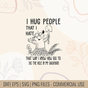 Puede incluir: Gráfico en blanco y negro con un topo con gafas y una pala. El texto dice: "I HUG PEOPLE THAT I HATE THAT WAY I KNOW HOW BIG TO DIG THE HOLE IN MY BACKYARD."
