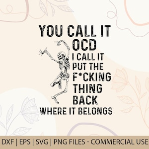 Puede incluir: Un diseño digital con una ilustración de esqueleto negro y el texto "YOU CALL IT OCD I CALL IT PUT THE F*CKING THING BACK WHERE IT BELONGS" sobre un fondo beige. Incluye tipos de archivo: DXF, EPS, SVG y PNG.