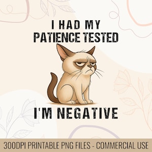 Może przedstawiać: Cyfrowa ilustracja zrzędliwego kota z tekstem "I HAD MY PATIENCE TESTED I'M NEGATIVE". Kot jest beżowy z brązowymi znaczeniami i wiecznie zirytowanym wyrazem twarzy. Tło jest w miękkim, neutralnym kolorze z kwiatowymi akcentami.