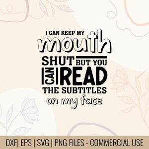 Puede incluir: Un diseño digital con el texto "I CAN KEEP MY mouth SHUT BUT YOU CAN READ THE SUBTITLES on my face" en negro. El fondo es de color beige claro con elementos florales y abstractos.