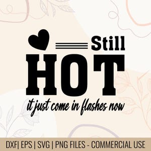 Puede incluir: Diseño de texto negro sobre fondo beige. El texto dice "Still HOT" con un corazón encima de la "H" y la frase "it just come in flashes now" debajo. Elementos florales y de remolino están en el fondo.