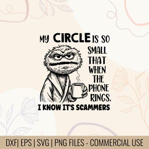 Puede incluir: Gráfico en blanco y negro con un personaje peludo y gruñón sosteniendo una taza. El texto dice: "MI CÍRCULO ES TAN PEQUEÑO QUE CUANDO SUENA EL TELÉFONO, SÉ QUE SON ESTAFADORES". Es un diseño digital.