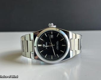 Stylist trendy watch for men with stainless steel band with calender feature