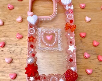 iphone 16 pro max schattig roze rood en wit handgemaakte junk/decoden-hoesje, met hartjes, sterren en strikbedels en wit kant op roze jelly decoden