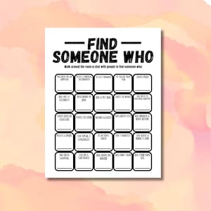 Könnte beinhalten: Ein weißes Papier-Spiel mit dem Titel „FIND SOMEONE WHO“ mit Ausfüllaufforderungen. Das Spiel enthält Aufforderungen wie „Liebt Pizza“ und „Kann 2 Sprachen sprechen“. Der Hintergrund ist eine Aquarellwäsche aus Rosa und Gelb.