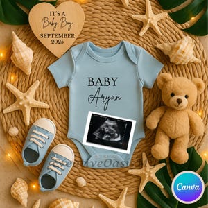 Bearbeitbare Sommer-Baby-Ankündigungs-Vorlage Blauer Strampelanzug-Baby-Namen offenbaren Teddybär Küstenthema flache digitale Schwangerschaftskarte